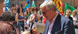 Michelini in piazza con i dipendenti di Villa Rosa