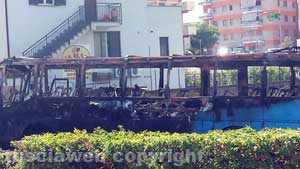 Il bus andato a fuoco sulla Cassia 