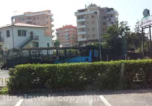 Il bus andato a fuoco sulla Cassia 