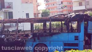 Il bus andato a fuoco sulla Cassia 