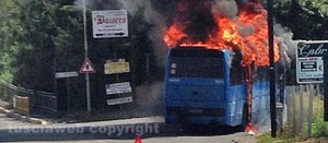 Il bus in fiamme sulla Cassia