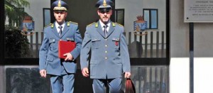 Due uomini della guardia di finanza