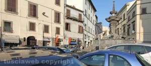 Fontana grande assediata dalle auto
