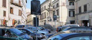 Fontana grande assediata dalle auto