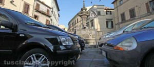 Fontana grande assediata dalle auto
