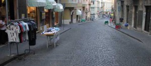 I saldi sulla bancarella, i viterbesi disertano l'iniziativa