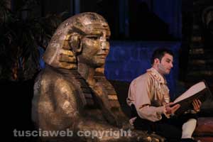 Tuscia operafestival - Il flauto magico - La voce narrante Sante Paolacci 
