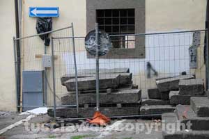 I lastroni di piazza del Gesù indecentemente ammucchiati 