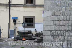 I lastroni di piazza del Gesù indecentemente ammucchiati 