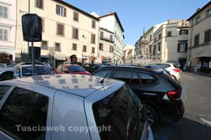 Fontana grande assediata dalle auto