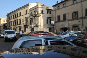 Fontana grande assediata dalle auto 