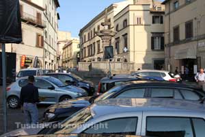 Fontana grande assediata dalle auto