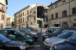 Fontana grande assediata dalle auto
