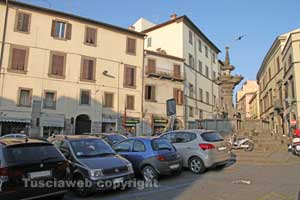 Fontana grande assediata dalle auto
