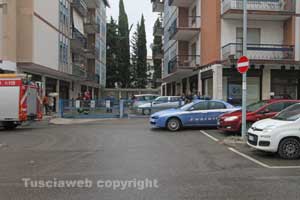 Uomo giù dal quarto piano in via Genova - L'intervento della polizia 