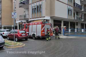 Uomo giù dal quarto piano in via Genova - L'intervento dei vigili del fuoco 
