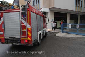 Uomo giù dal quarto piano in via Genova - L'intervento dei vigili del fuocoUomo giù dal quarto piano in via Genova - L'intervento dei vigili del fuoco 