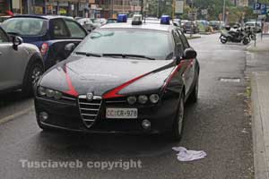 Uomo giù dal quarto piano in via Genova - L'intervento dei carabinieri 