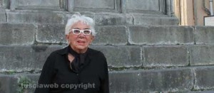 Lina Wertmüller si ferma ad ammirare Fontana grande