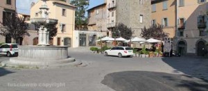 La toppa di catrame a piazza del Gesù