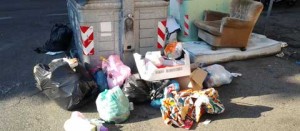 L'immondizia su via Nazario Sauro