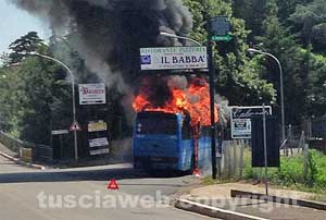 Il bus in fiamme sulla Cassia