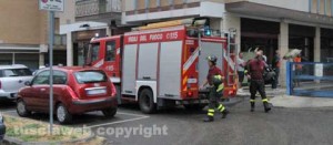 Uomo giù dal quarto piano in via Genova - L'intervento dei vigili del fuoco