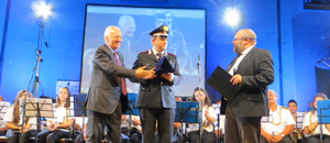 La consegna della targa
