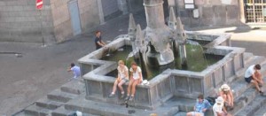 I turisti su Fontana grande