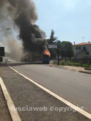 Il bus in fiamme sulla Cassia