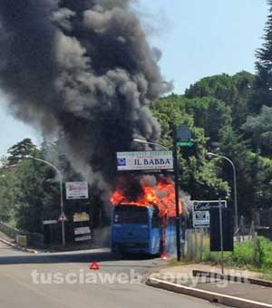 Il bus in fiamme sulla Cassia