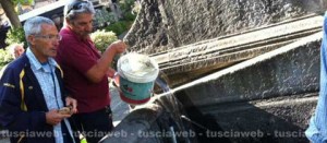 I cittadini versano l'acqua al pesce gatto