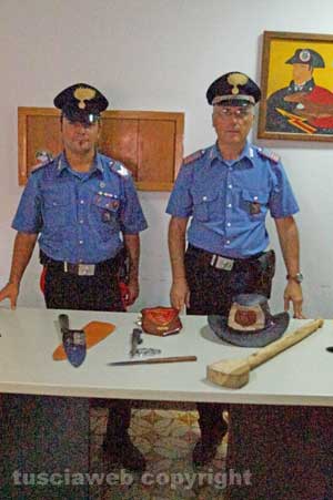 I carabinieri di Civita Castellana con i coltelli sequestrati