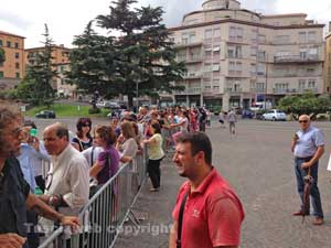 Santa Rosa- La fila per comprare i biglietti
