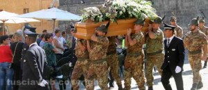 Il feretro di Moreno Burla portato a spalla dai commilitoni