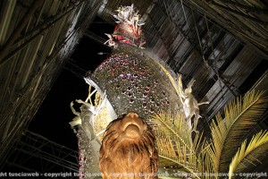 La macchina di santa Rosa in veste bianca e illuminata
