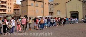Santa Rosa- La fila per comprare i biglietti