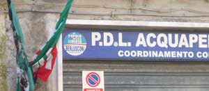 Le bandiere bruciate alla sede Pdl