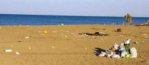 Le spiagge tarquiniesi invase dai rifiuti dopo la notte di Ferragosto