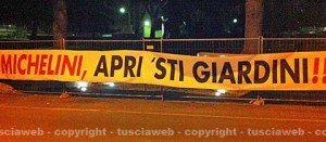 Lo striscione comparso al parco Robinson