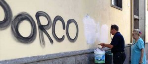 Don Pino cancella la bestemmia sul muro