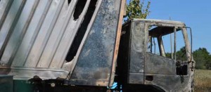 Il camion distrutto dalle fiamme