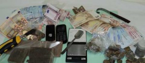 La droga, i soldi e il bilancino sequestrati dalla finanza