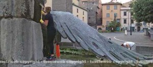 L'intervento di pulitura della fontana