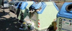 Il cassonetto in via Carlo Cattaneo