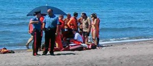 L'intervento dei sanitari e dei carabinieri in spiaggia