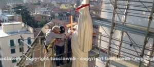 La posa della statua di Santa Rosa con il sindaco Michelini