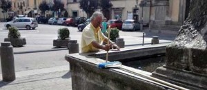 La pulizia delle fontane di piazza XX Settembre e di piazza Castello