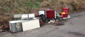 L'immondizia davanti al cimitero di Bagnaia