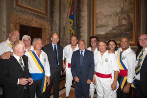 Enrico Letta e Pietro Grasso con i facchini